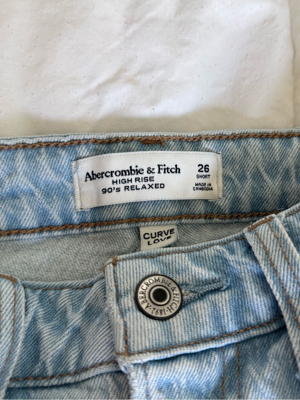 Abercrombie High Rise 90s Relaxed Jeans in Knee Rip - Picture 7 of 8